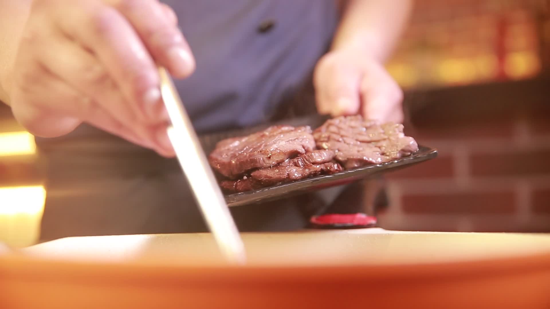 平底锅煎牛肉煎牛排视频的预览图