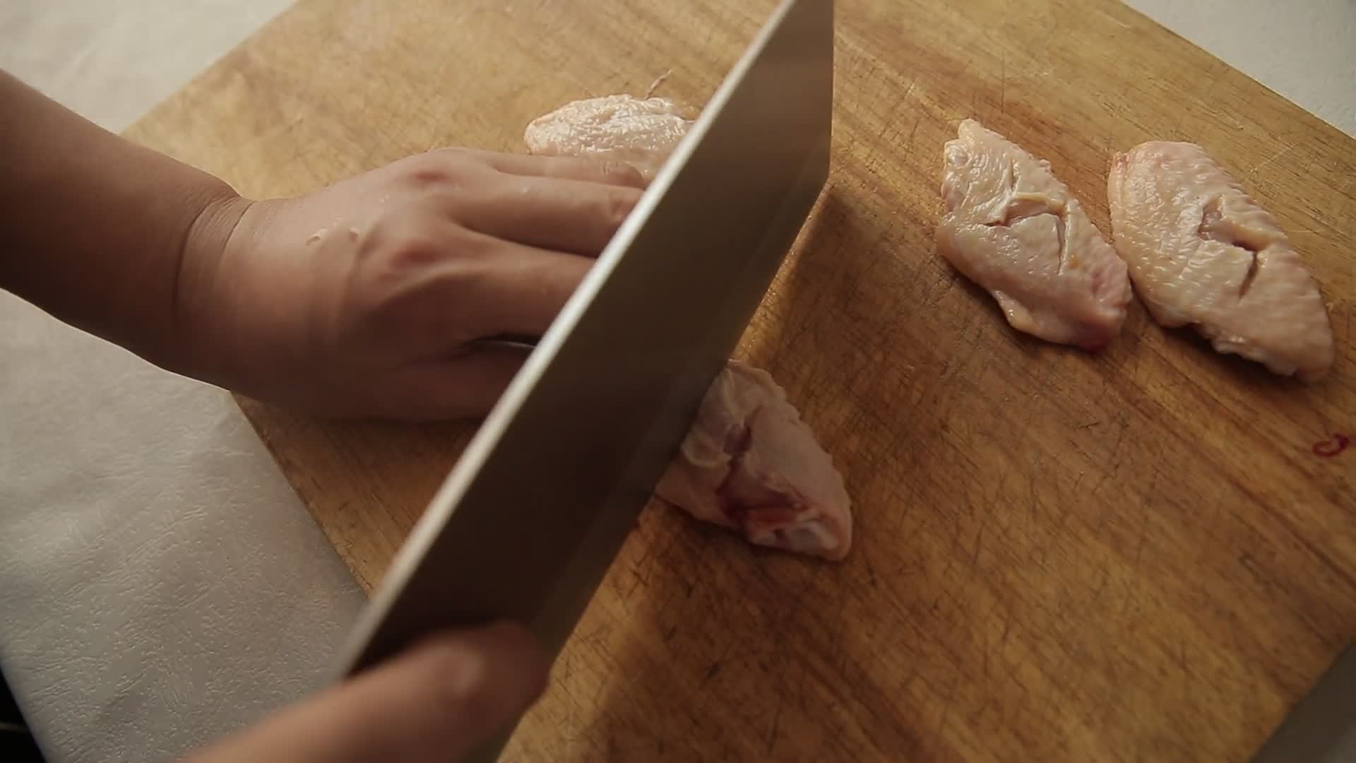鸡翅中打花刀腌制鸡翅入味视频的预览图