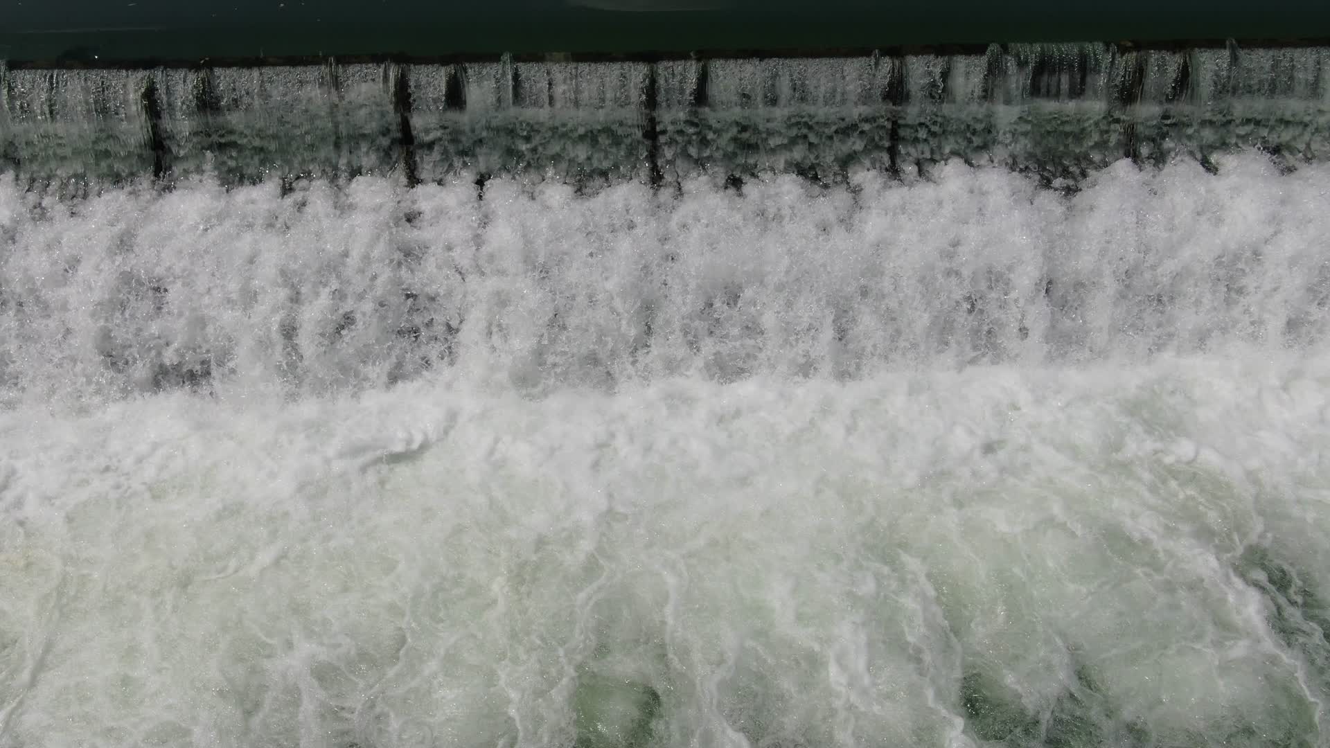 4K航拍湖南湘西凤凰古城沱江流水视频的预览图