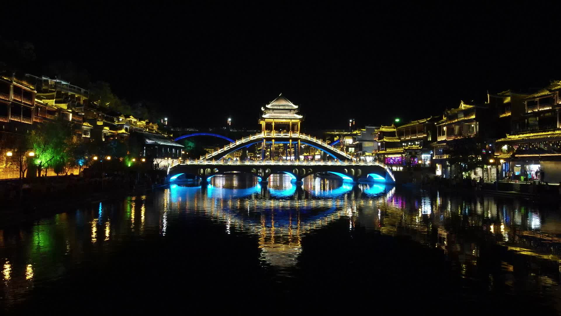 4K航拍湖南湘西凤凰古城雪桥夜景视频的预览图
