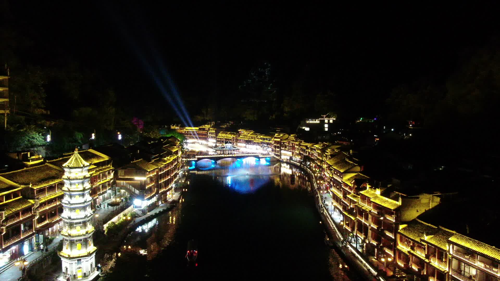 4K航拍湖南凤凰古城沱江万寿塔夜景视频的预览图
