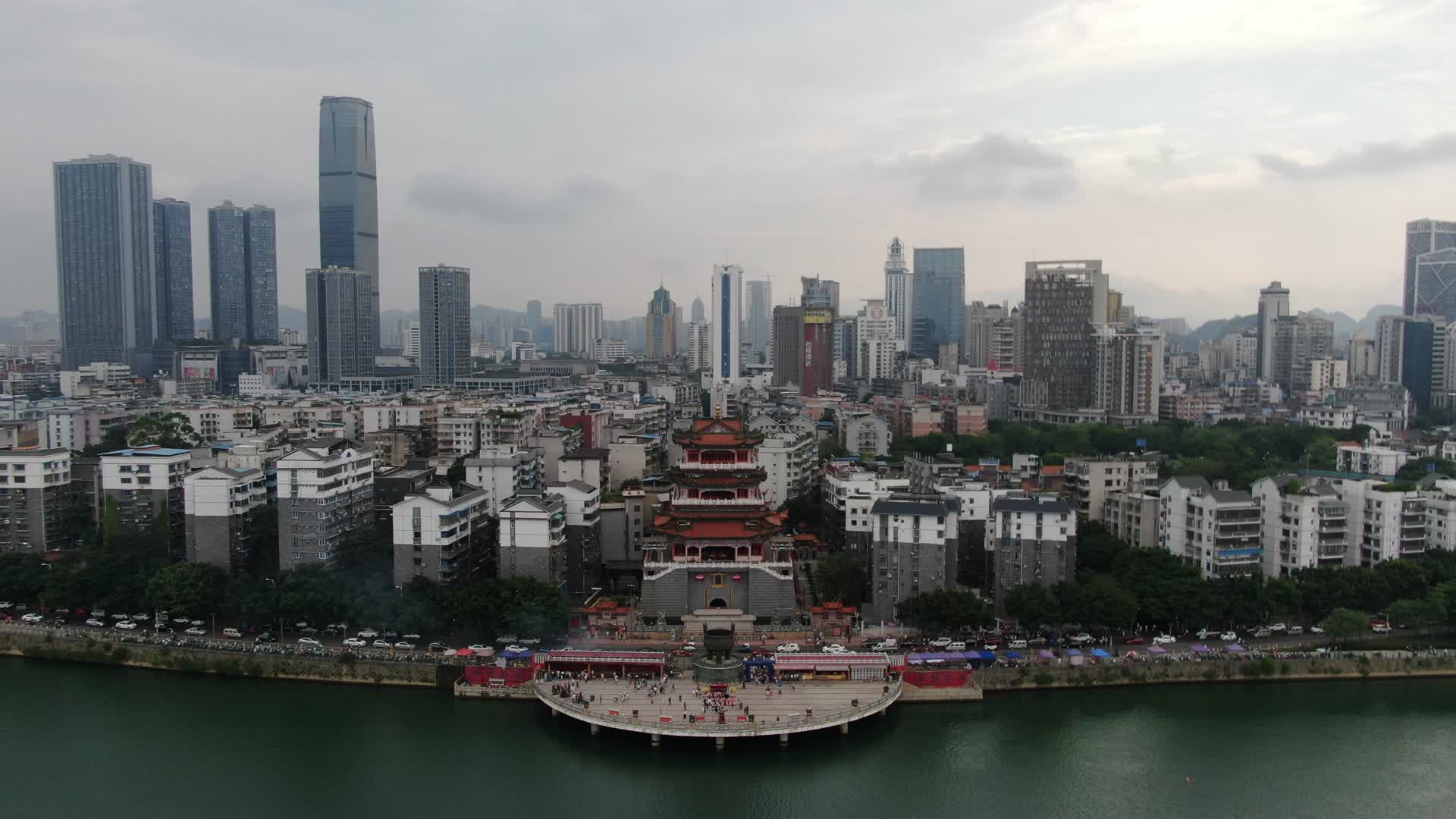 4K航拍广西柳州西来古寺视频的预览图
