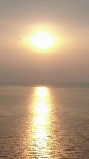 航拍大海海上日出彩霞竖屏视频的预览图
