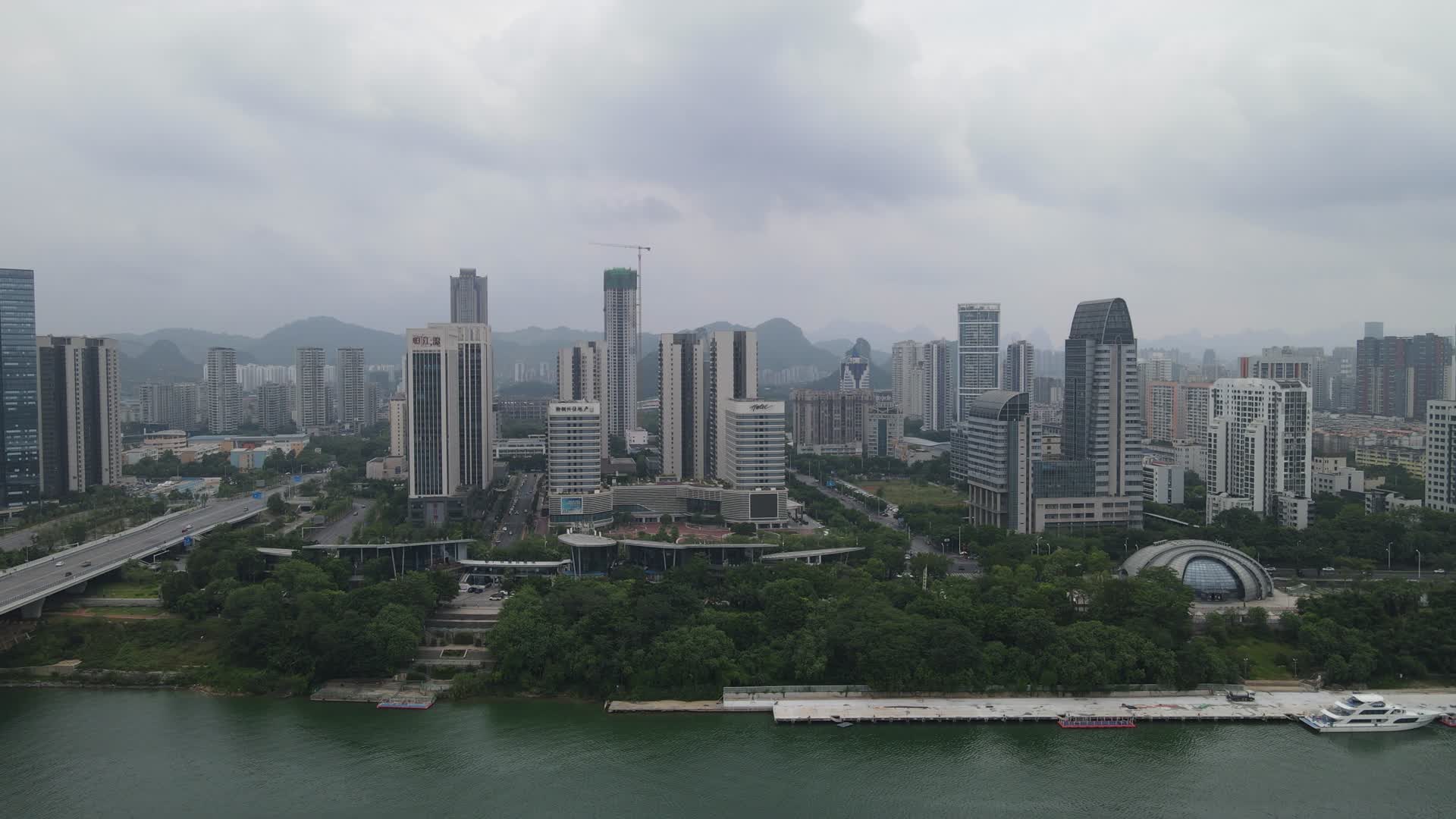 4K航拍广西柳州东堤码头视频的预览图