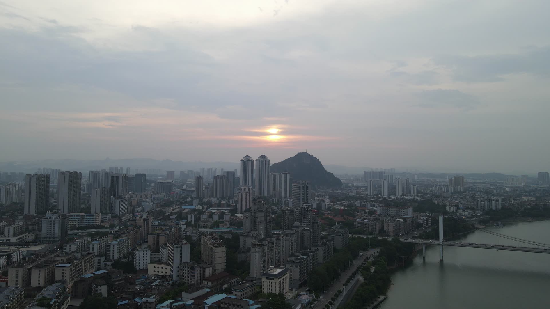 4K航拍广西柳州城市日落风光视频的预览图