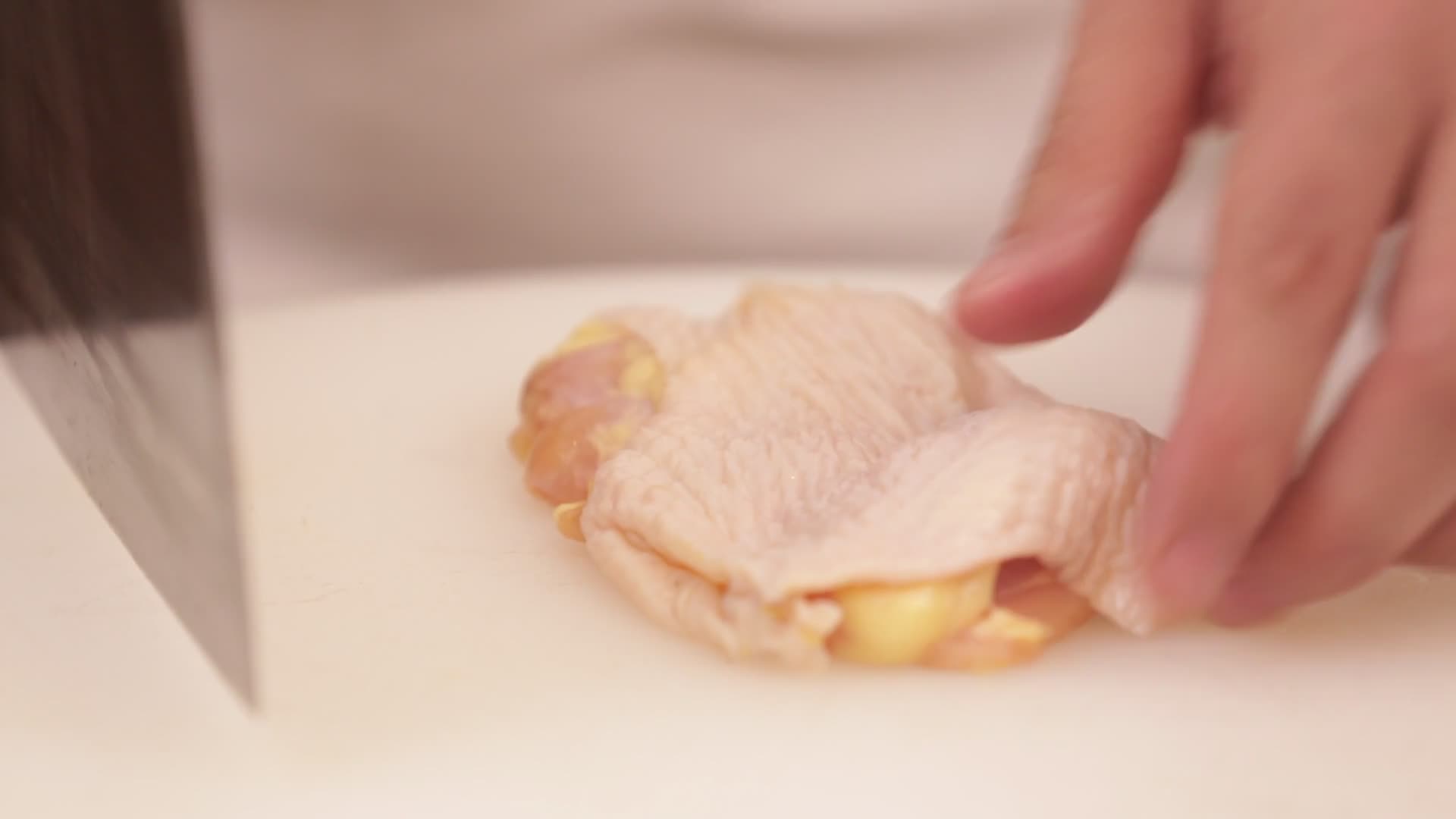切鸡腿肉腌制鸡肉粒视频的预览图