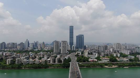 4K航拍广西柳州文昌大桥地王大厦视频的预览图