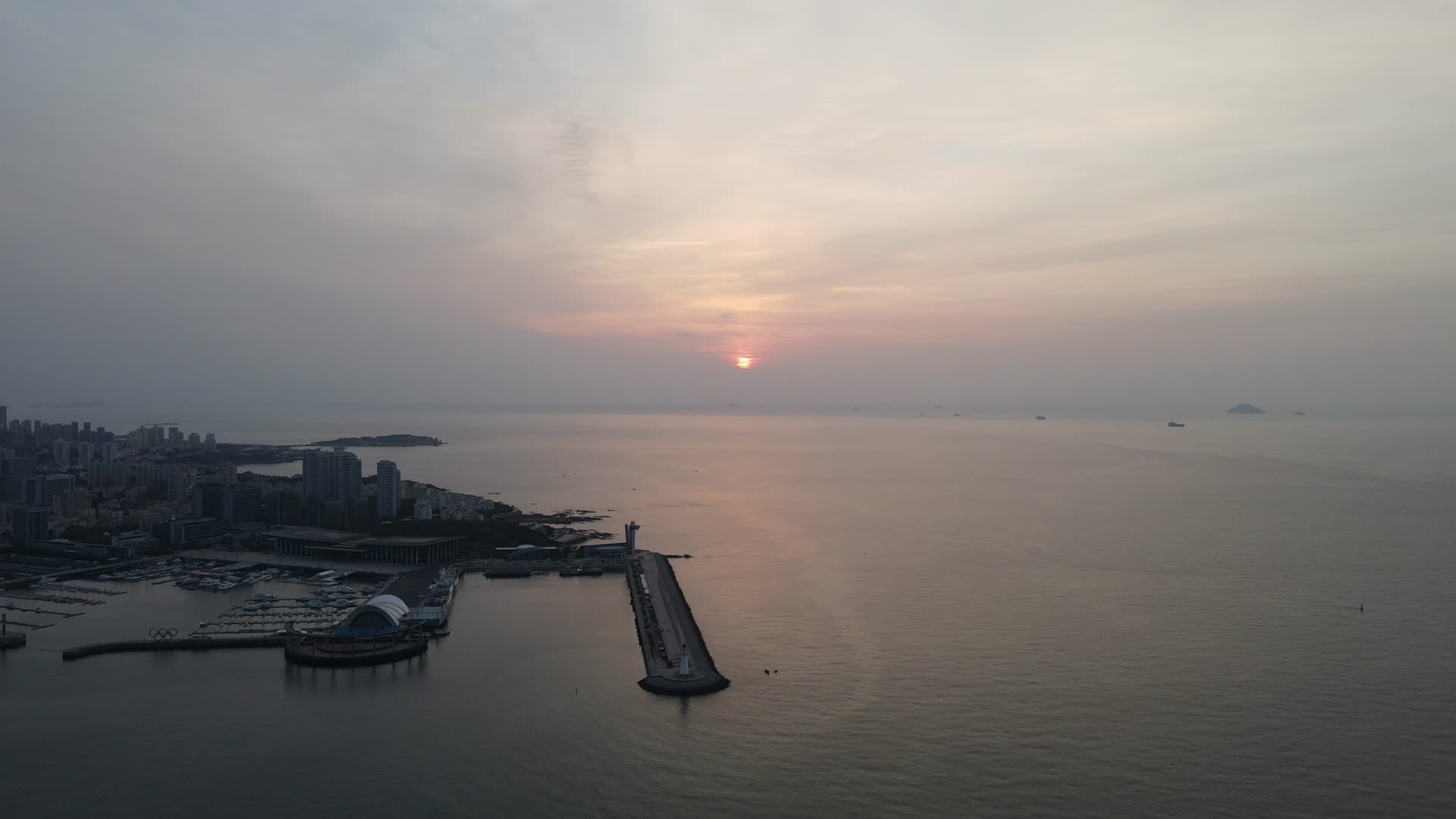 青岛海上日出彩霞航拍视频的预览图