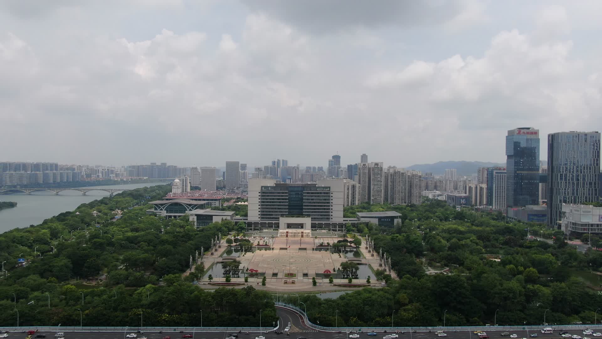 航拍广西柳州市人民政府市民广场视频的预览图
