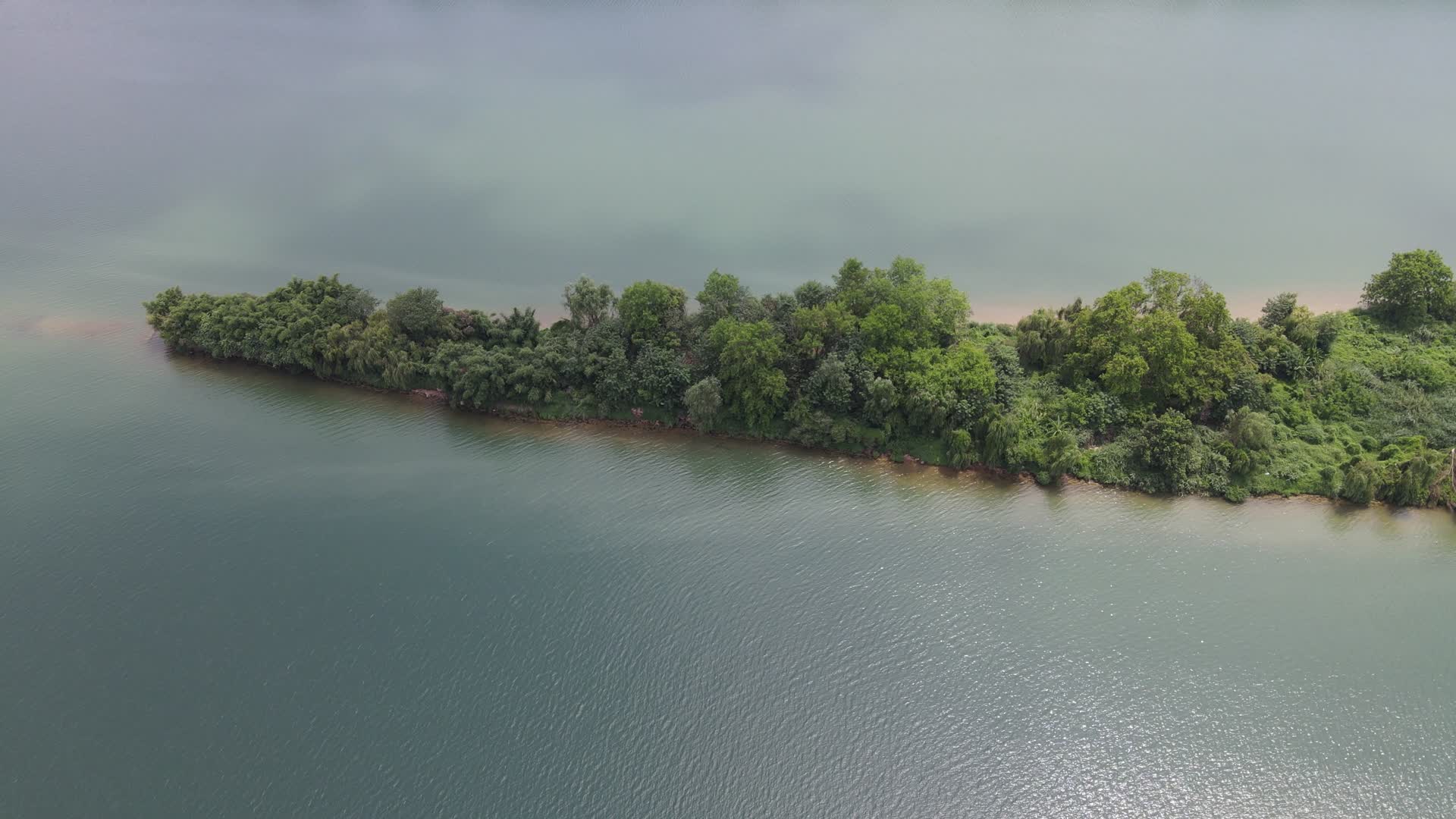 4K航拍广西柳州柳江萝卜洲岛屿视频的预览图