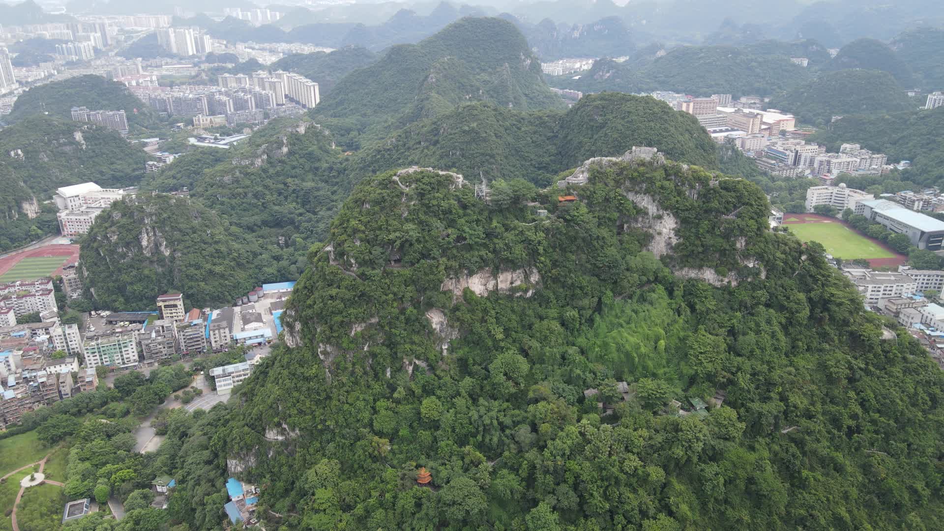 4K航拍广西柳州城市大山视频的预览图