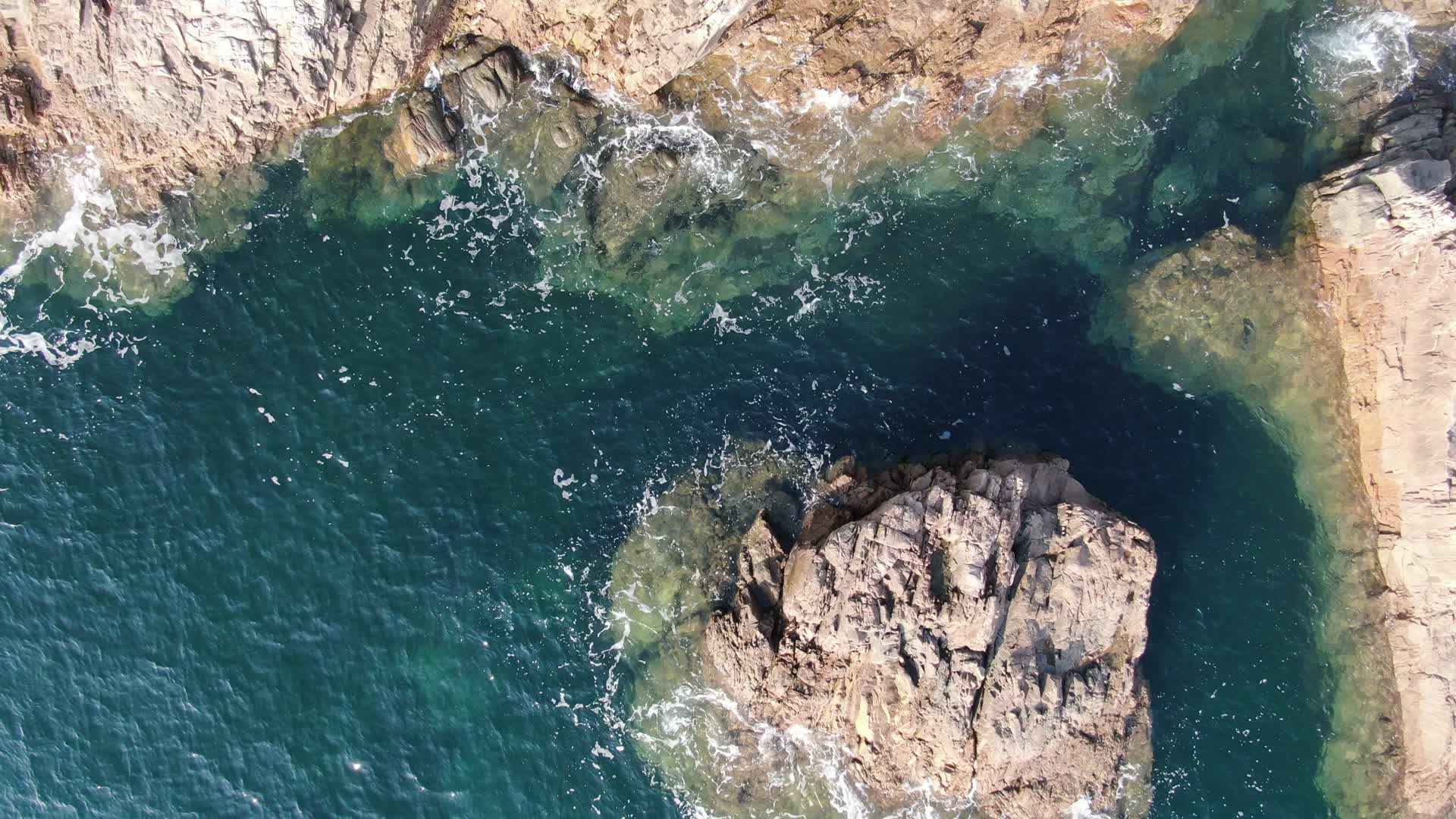 航拍大海礁石浪花视频的预览图