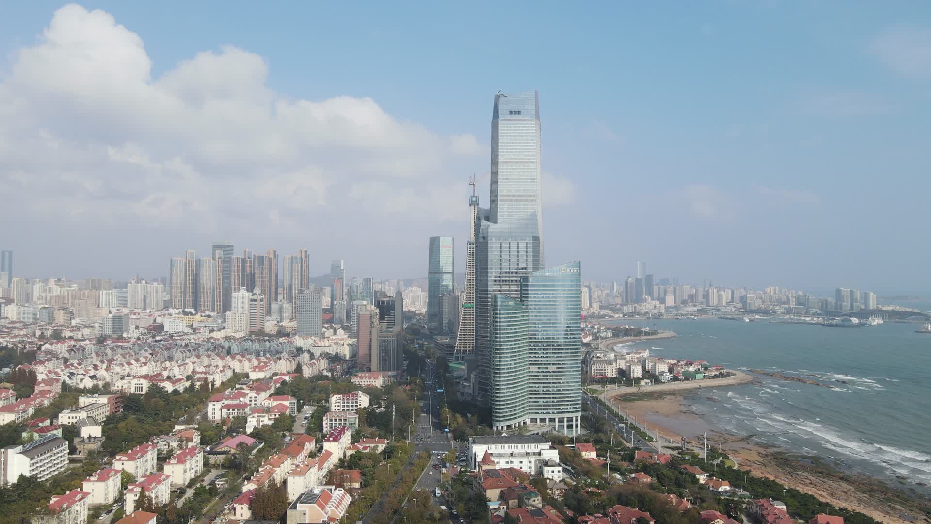 航拍山东青岛第一高楼视频的预览图