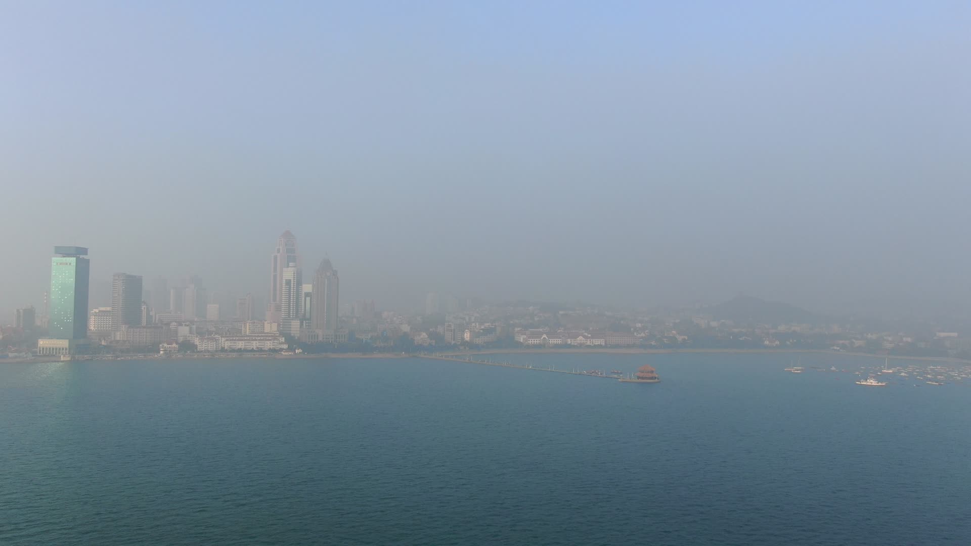 航拍山东青岛城市雾霾天气视频的预览图