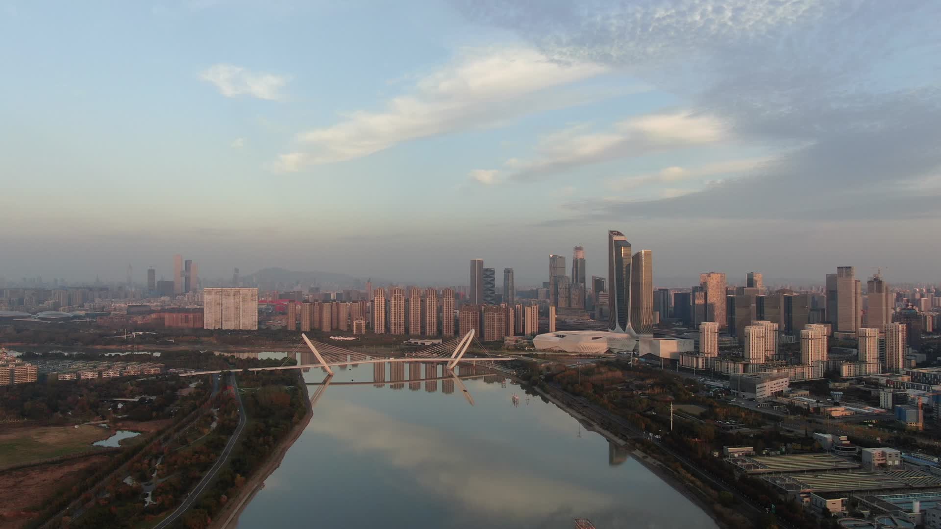 江苏南京南京之眼步行桥地标建筑航拍视频的预览图