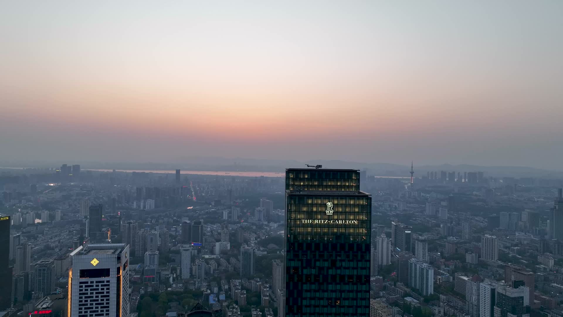 航拍南京城市晚霞空境视频的预览图