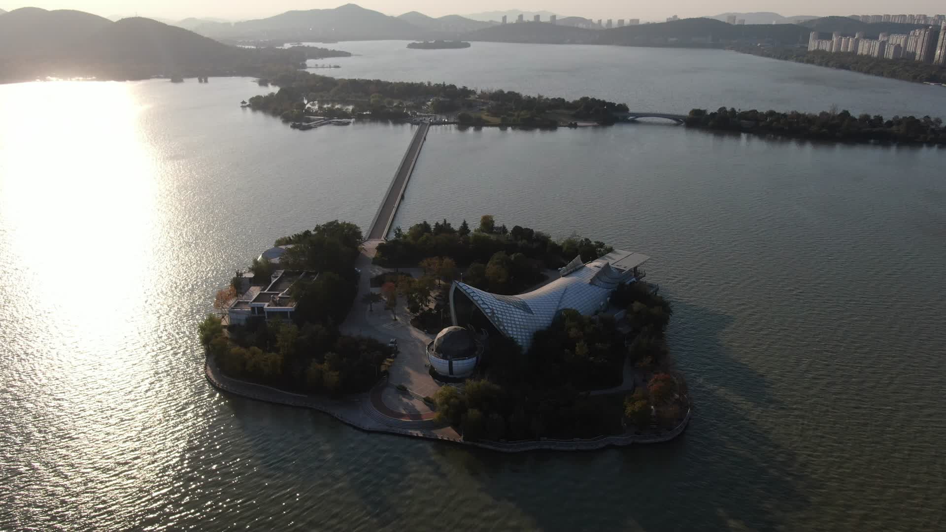 4K航拍江苏徐州云龙湖水族展览馆视频的预览图