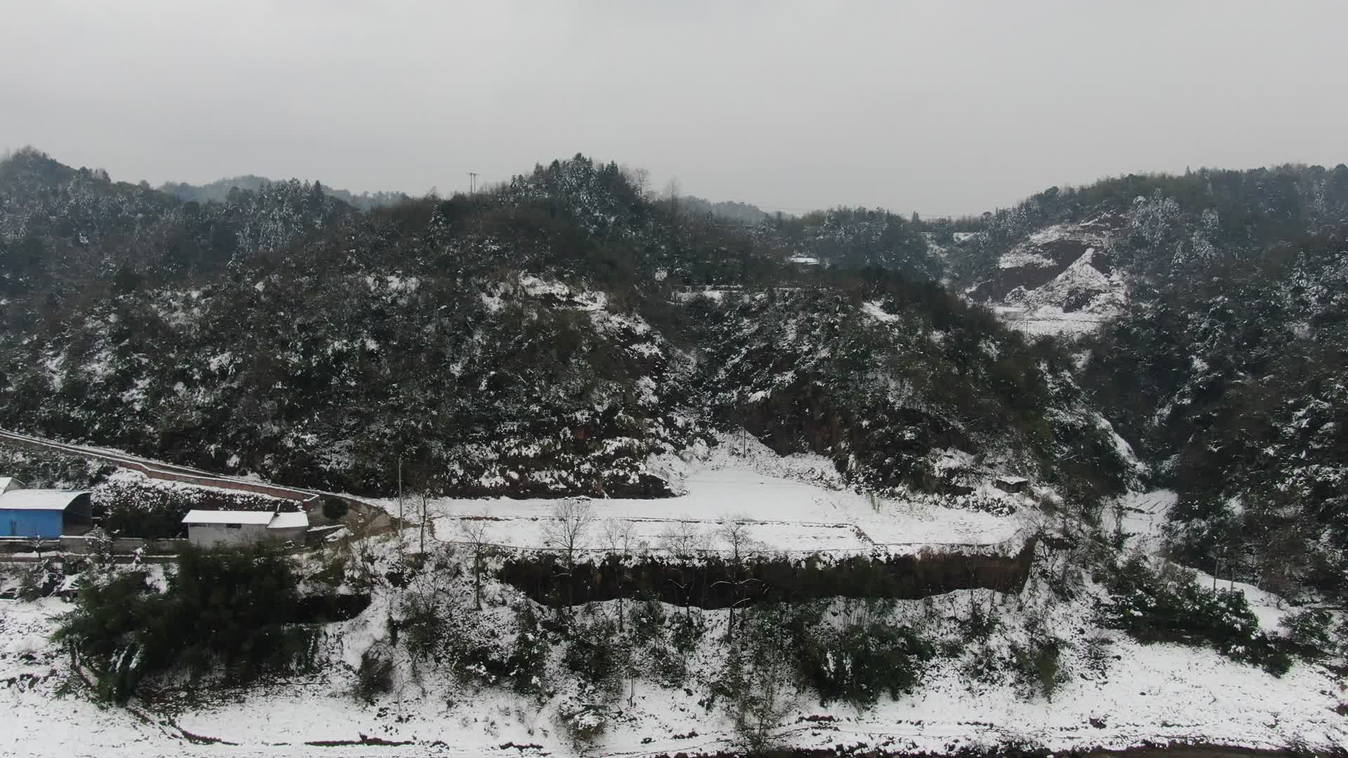 航拍南方冬天雪景视频的预览图
