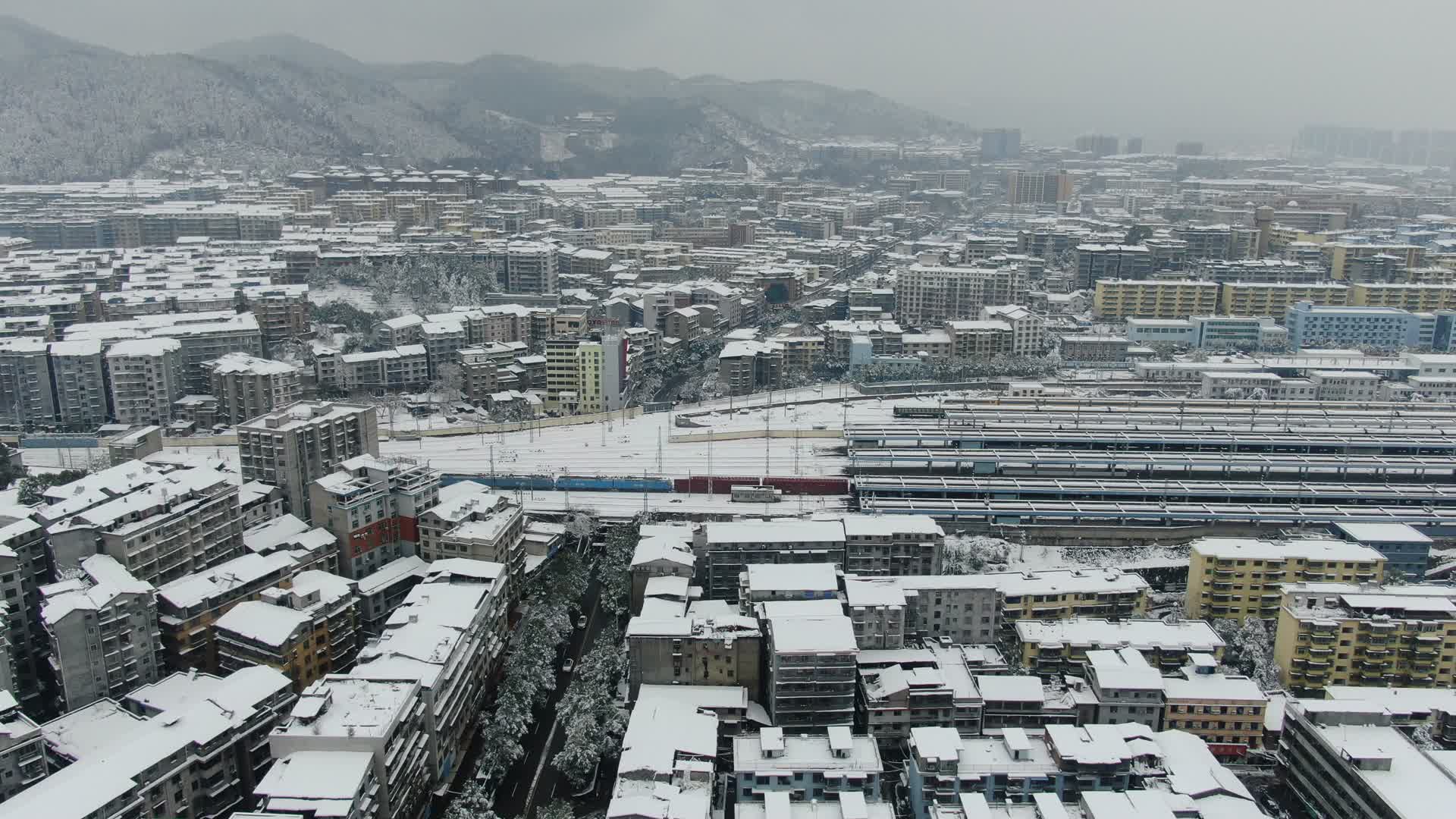 航拍火车轨道交通雪景视频的预览图