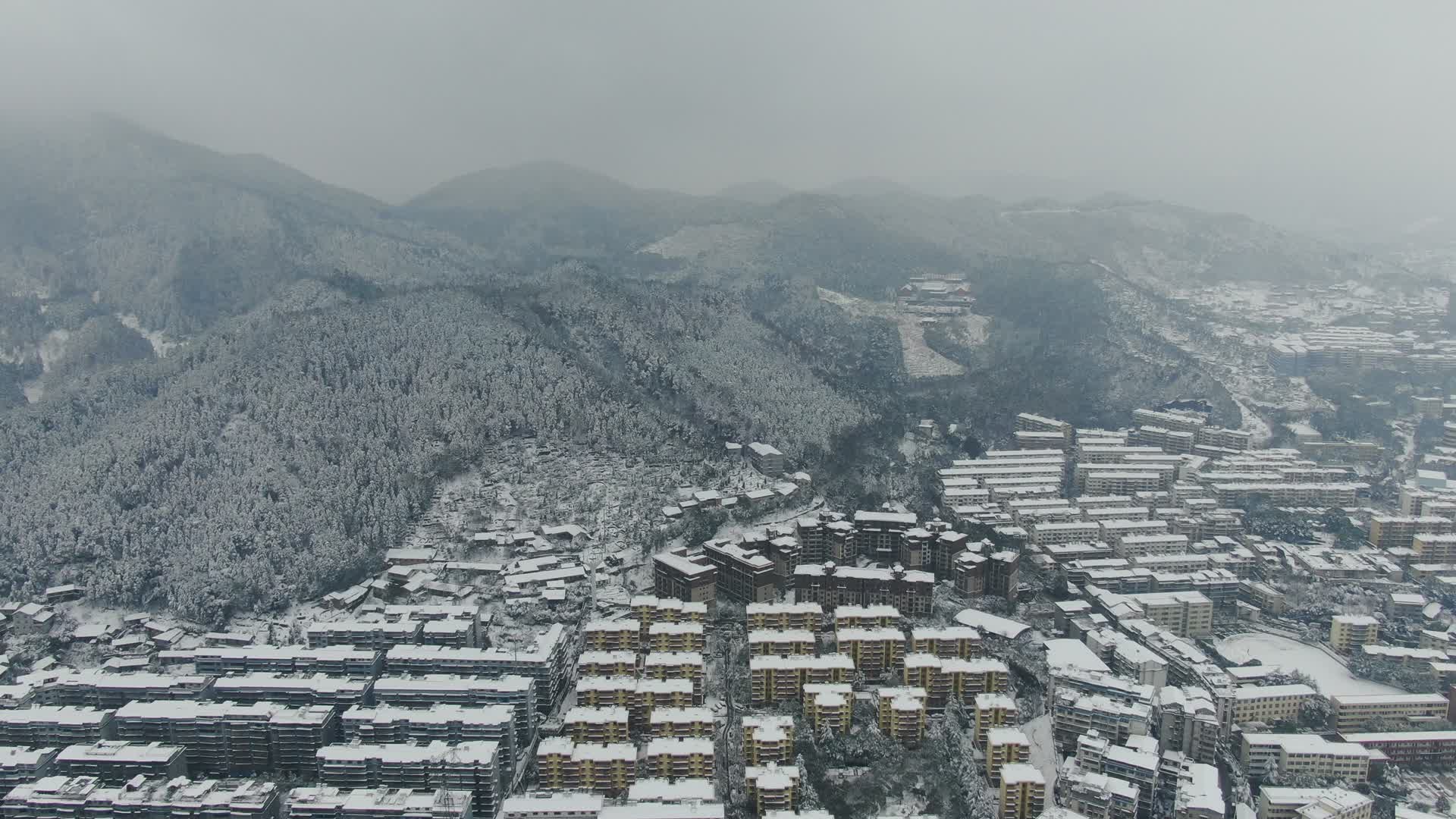 城市住宅小区雪景航拍视频的预览图