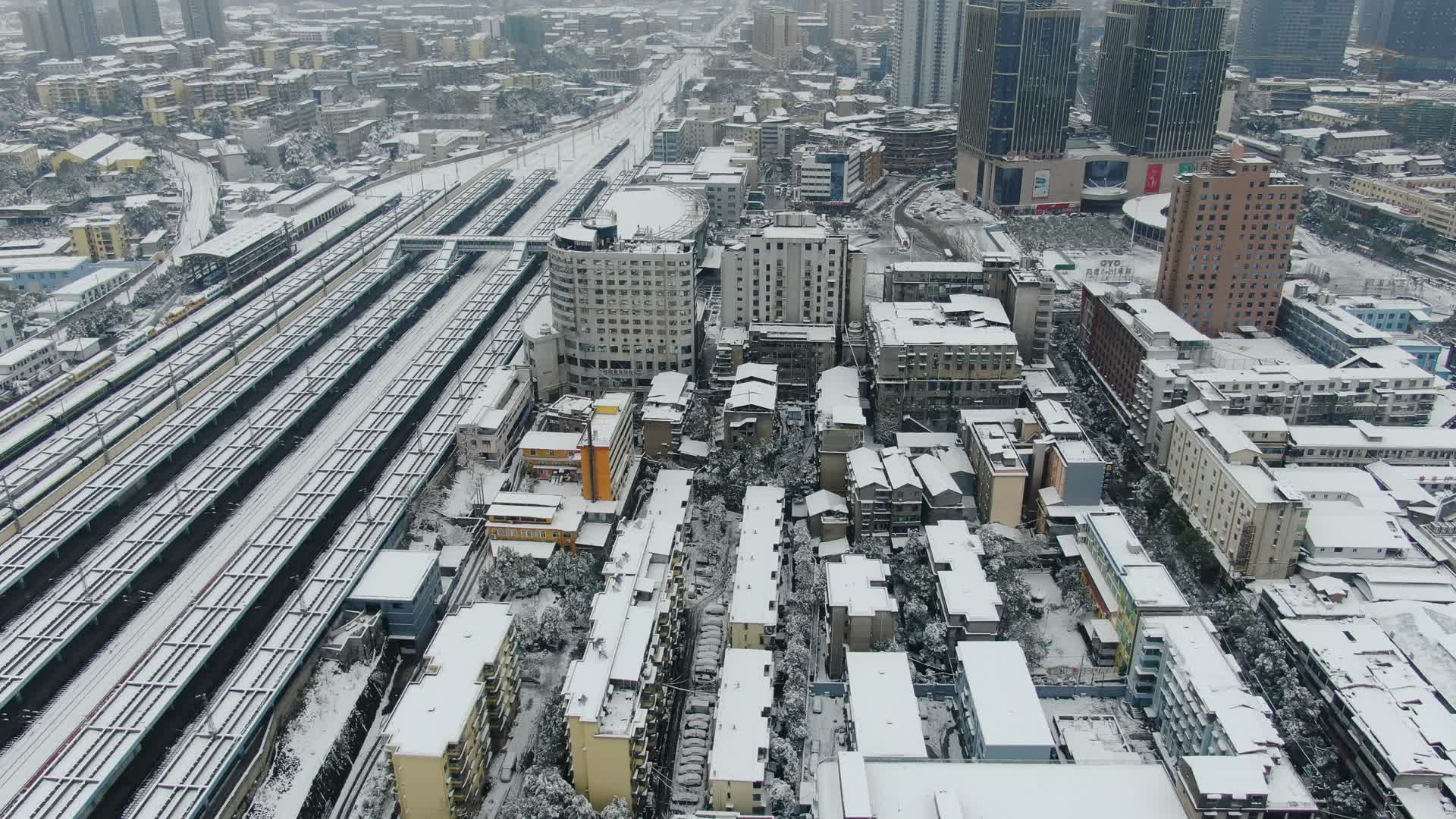 航拍火车轨道交通雪景视频的预览图