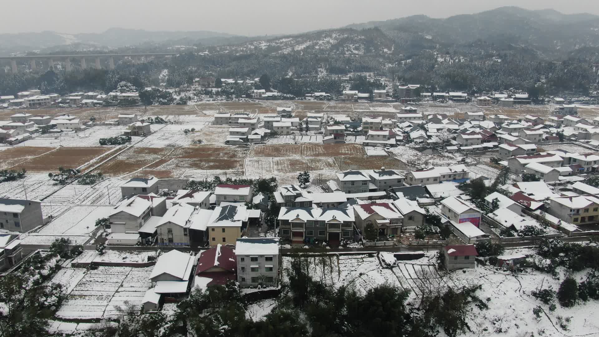 美丽乡村冬天雪景视频的预览图