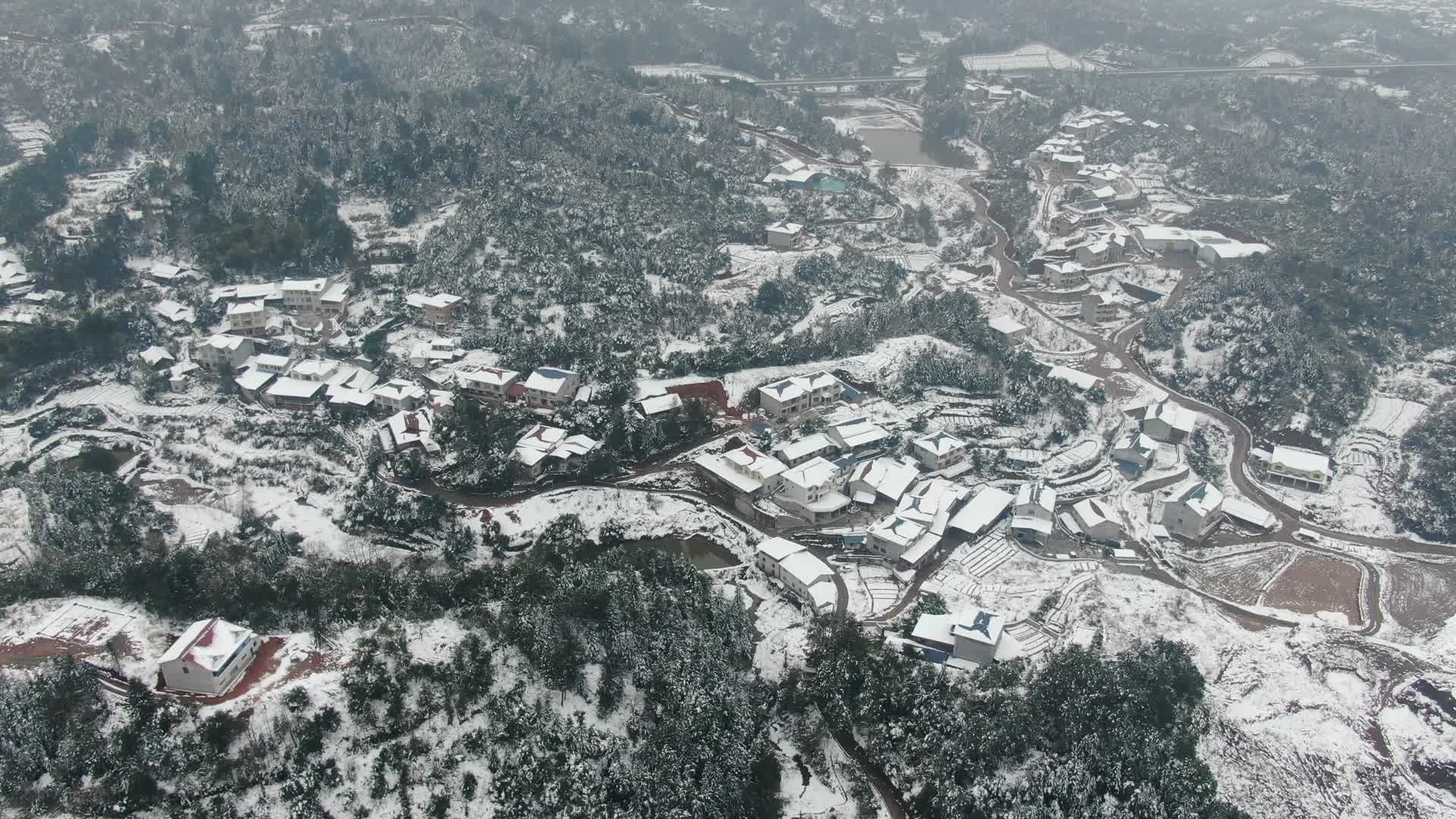 航拍山川丘陵雪景视频的预览图