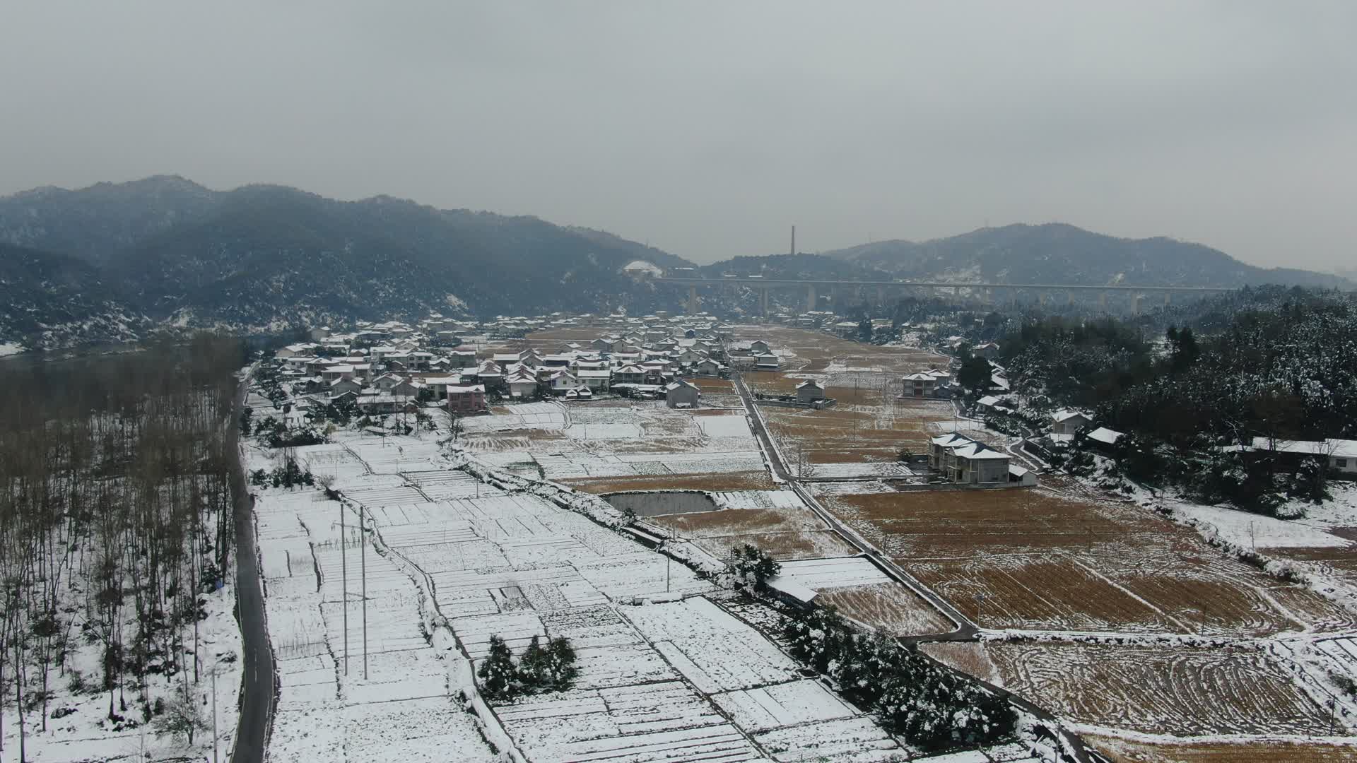 航拍南方乡村农田雪景视频的预览图