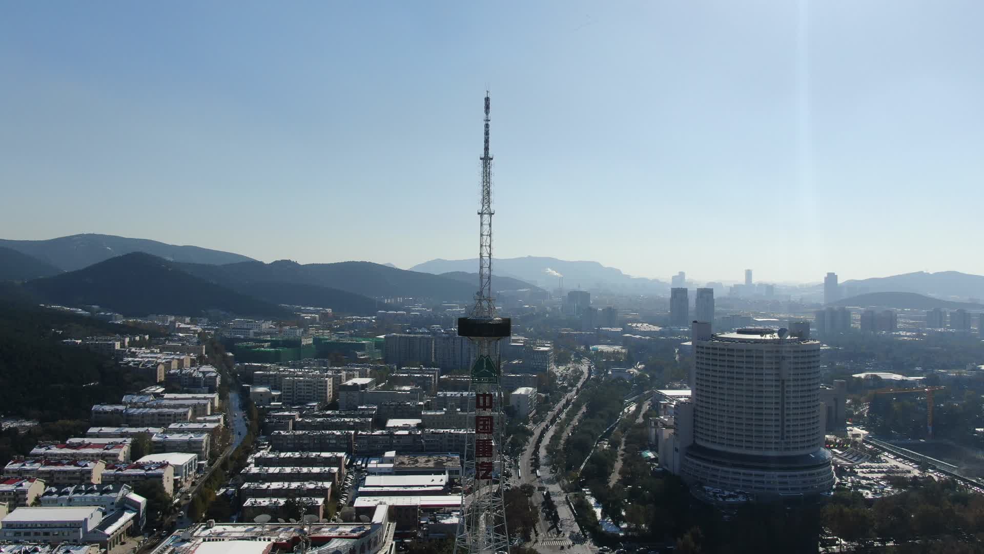 4K航拍城市信号塔视频的预览图