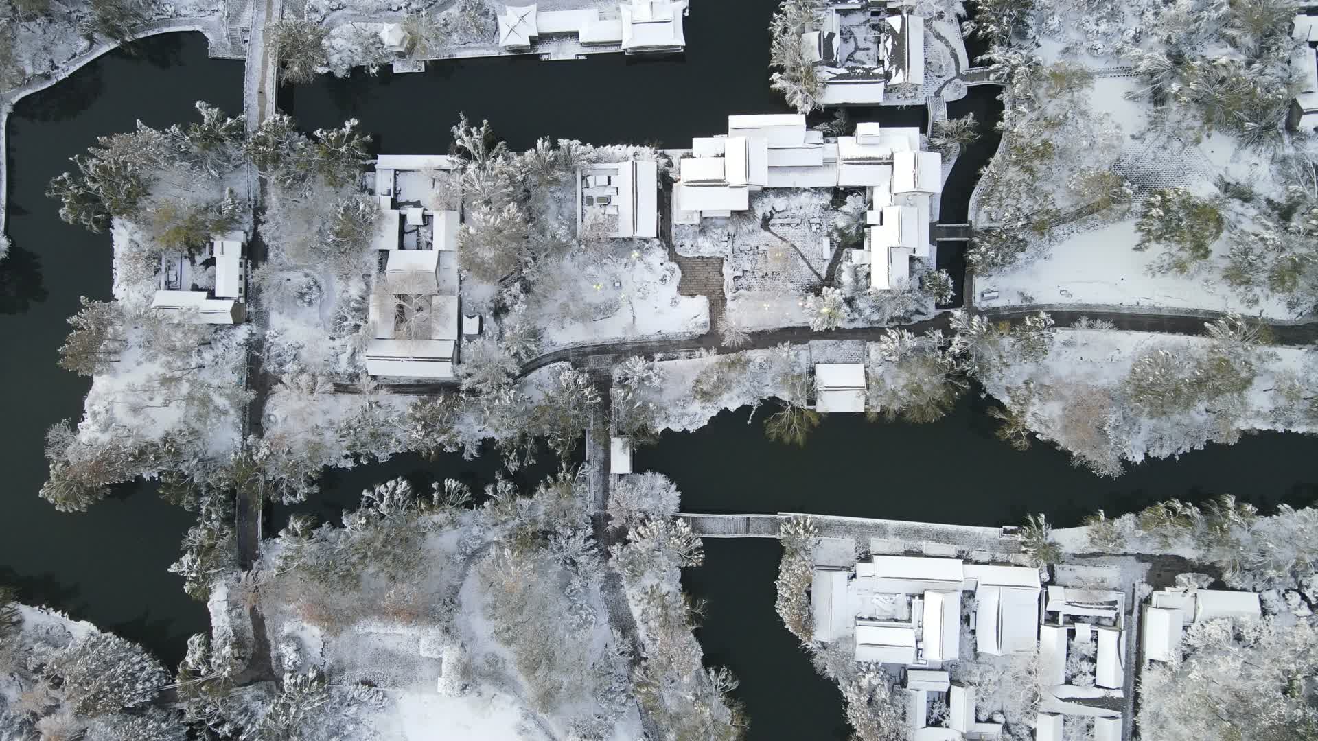 4K航拍济南大明湖景区雪景视频的预览图