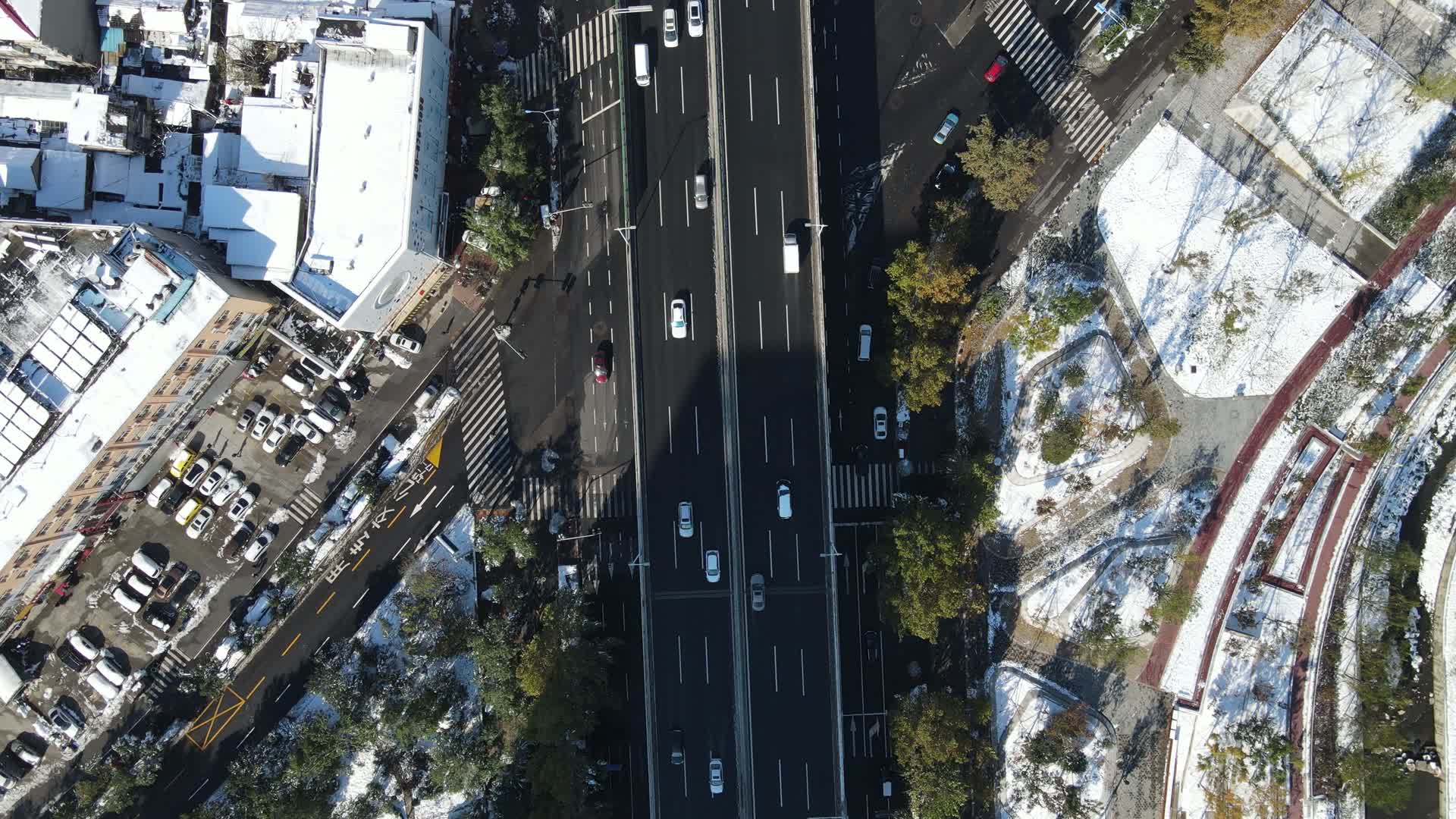 4K航拍山东济南城市拥堵交通视频的预览图