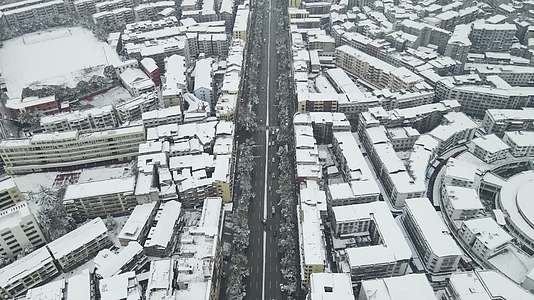 航拍城市雪景交通视频的预览图