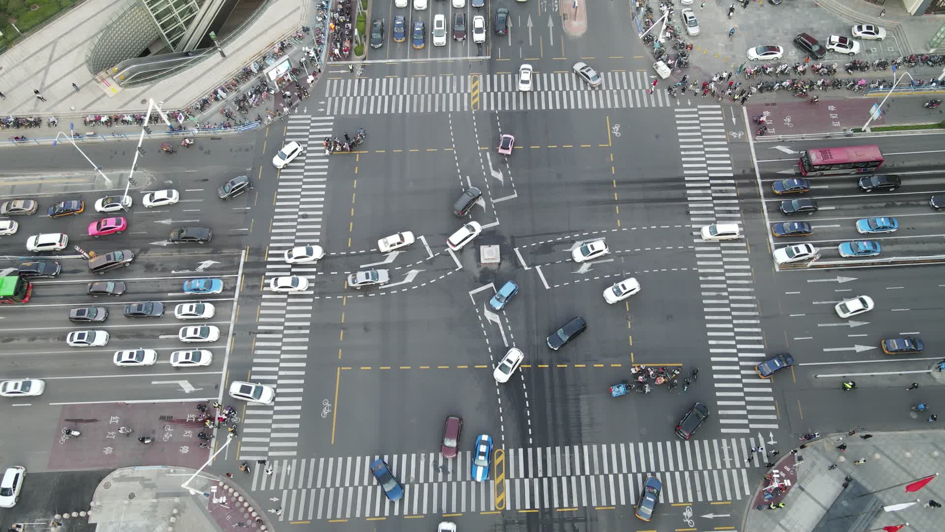 4K航拍山东济南城市十字路口交通视频的预览图