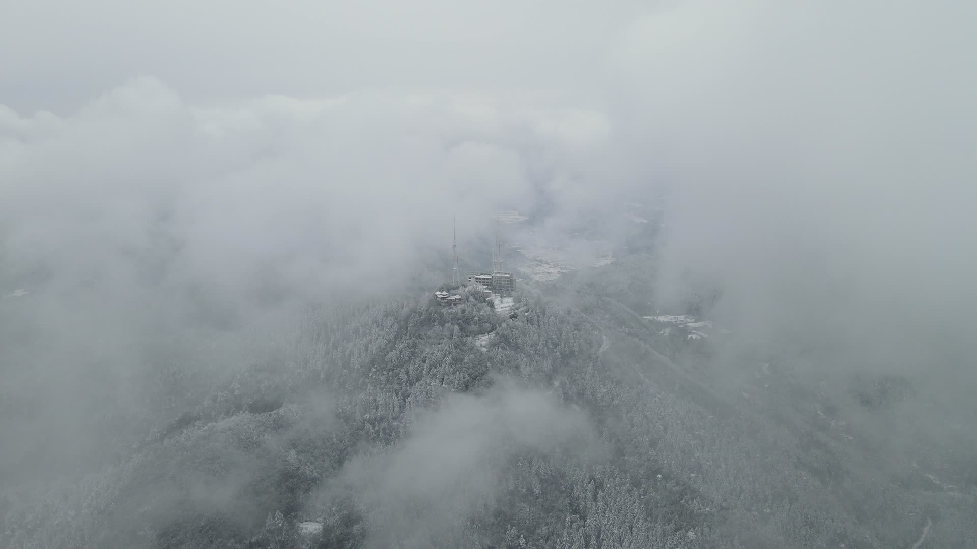 航拍云雾缭绕冬天雪景视频的预览图