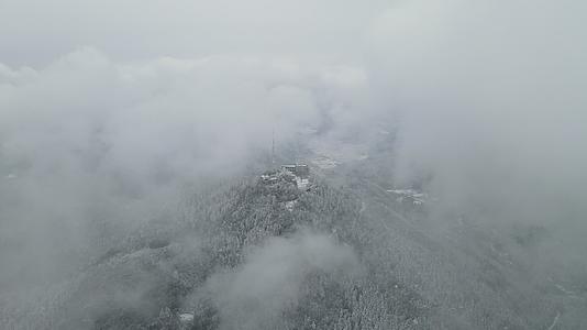 航拍云雾缭绕冬天雪景视频的预览图