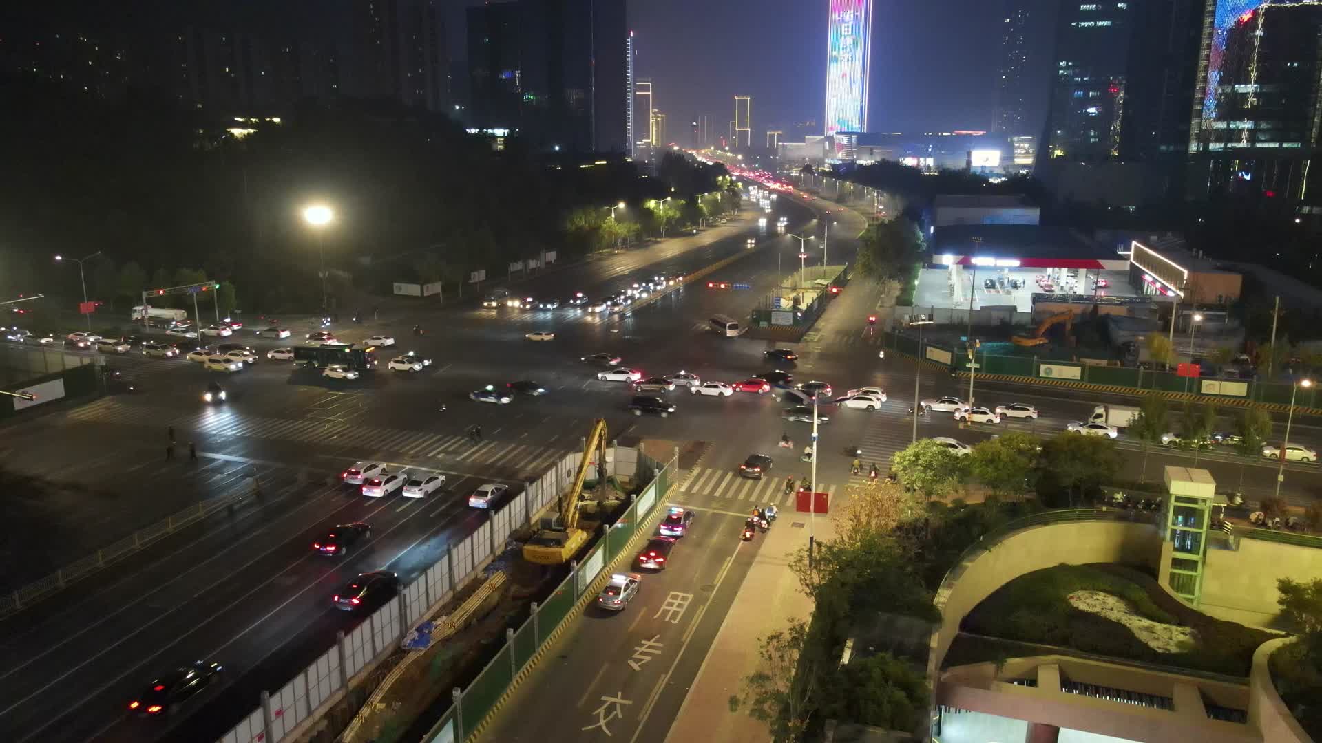 4K航拍城市十字路口交通夜景视频的预览图
