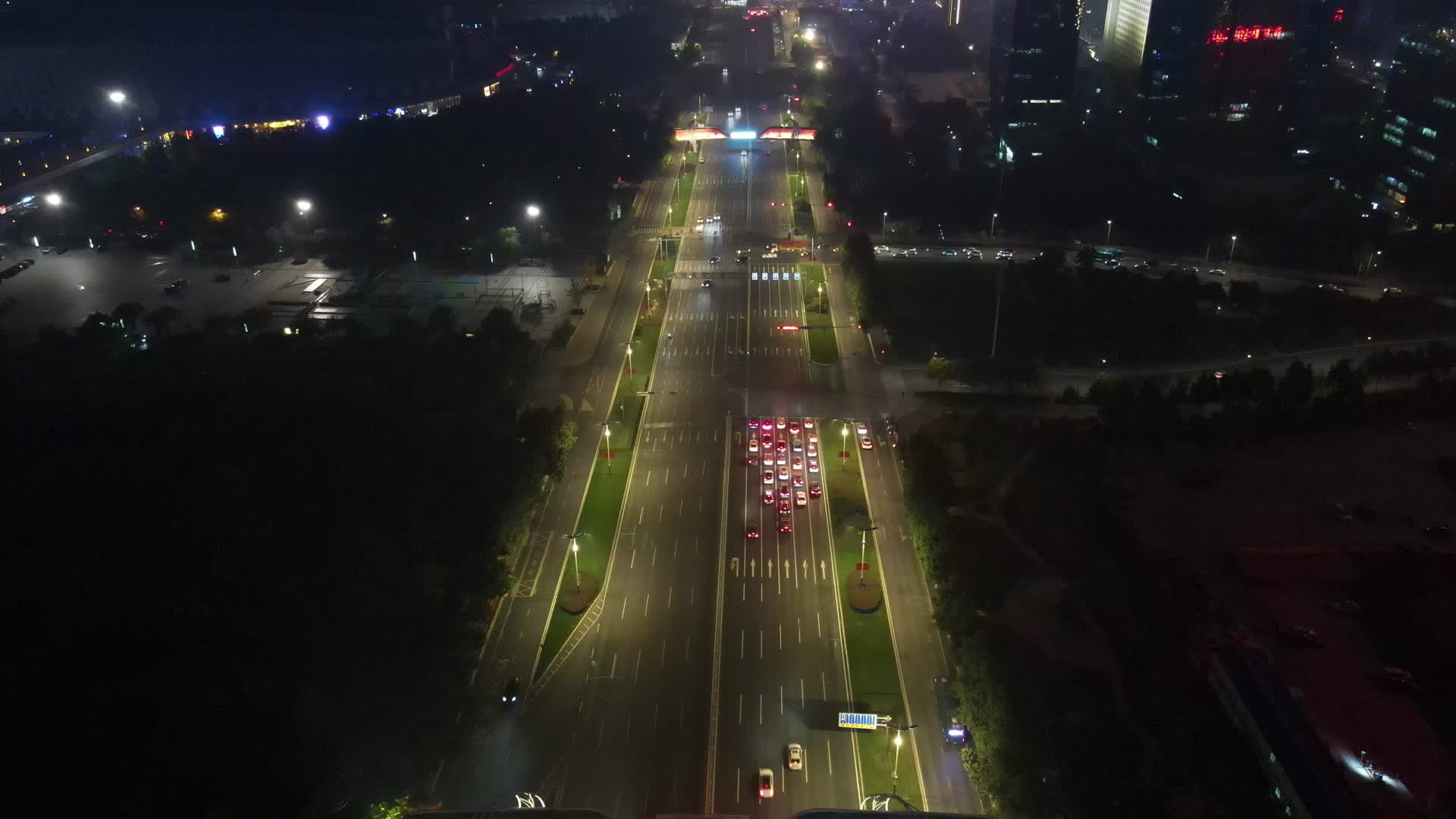 4K航拍山东济南经十路交通夜景视频的预览图