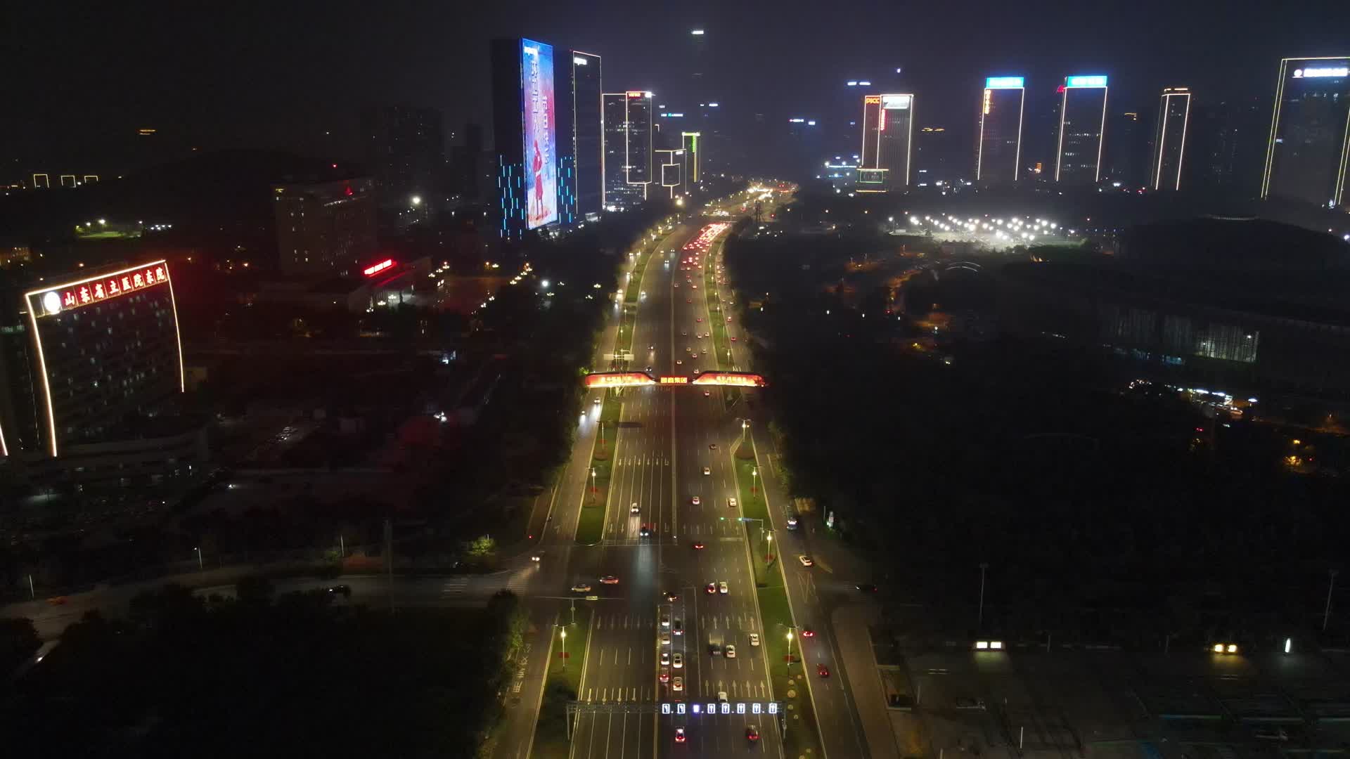 4K航拍山东济南经十路交通夜景视频的预览图