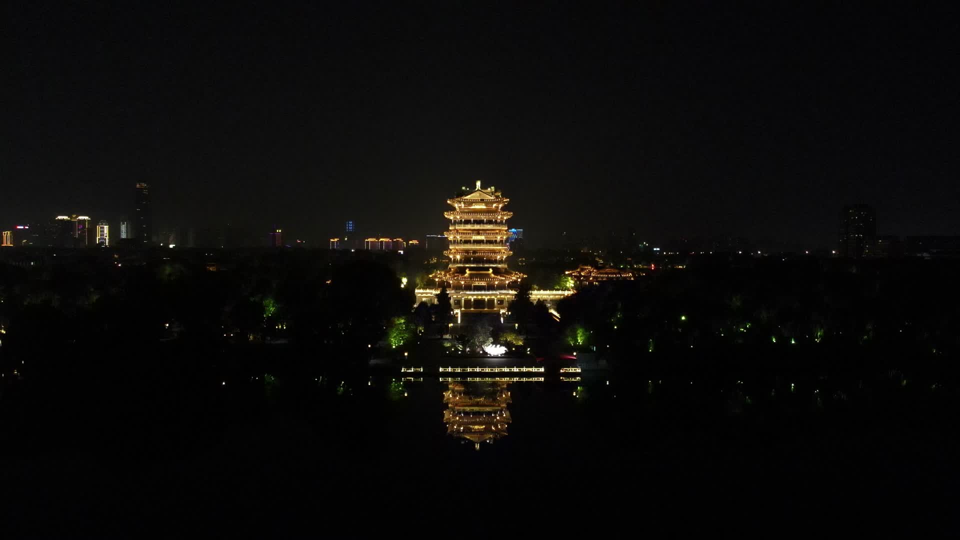 4K航拍山东济南大明湖景区夜景视频的预览图