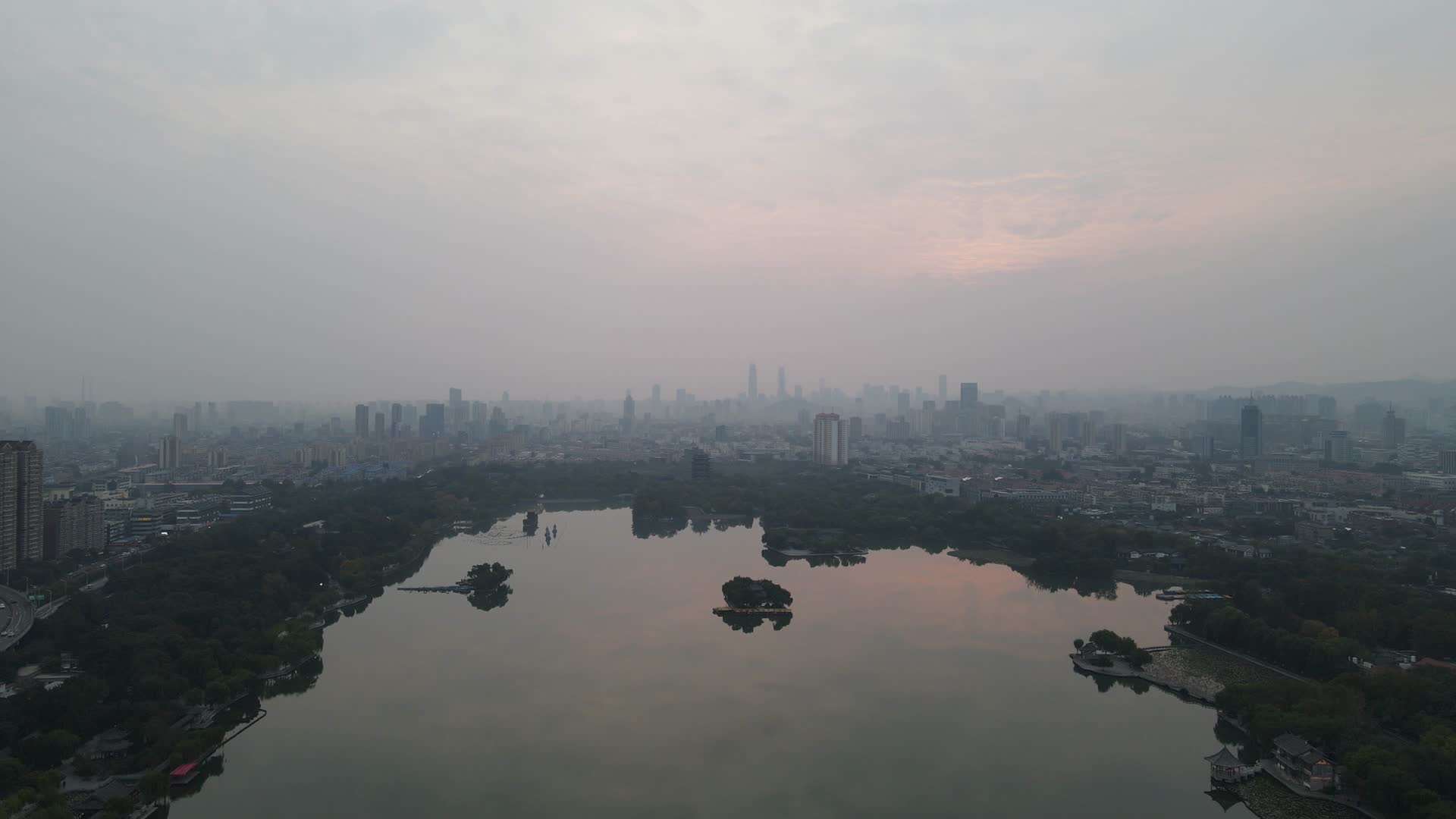 4K航拍山东济南大明湖景区清晨彩霞视频的预览图