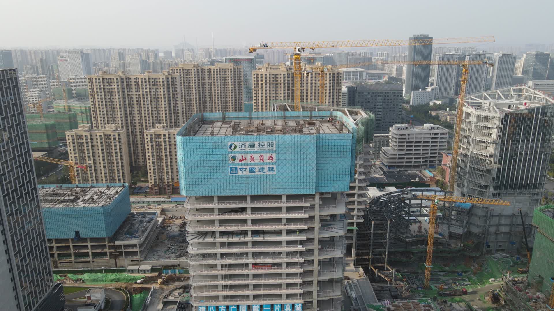 4K航拍山东济南城市建设施工高楼视频的预览图