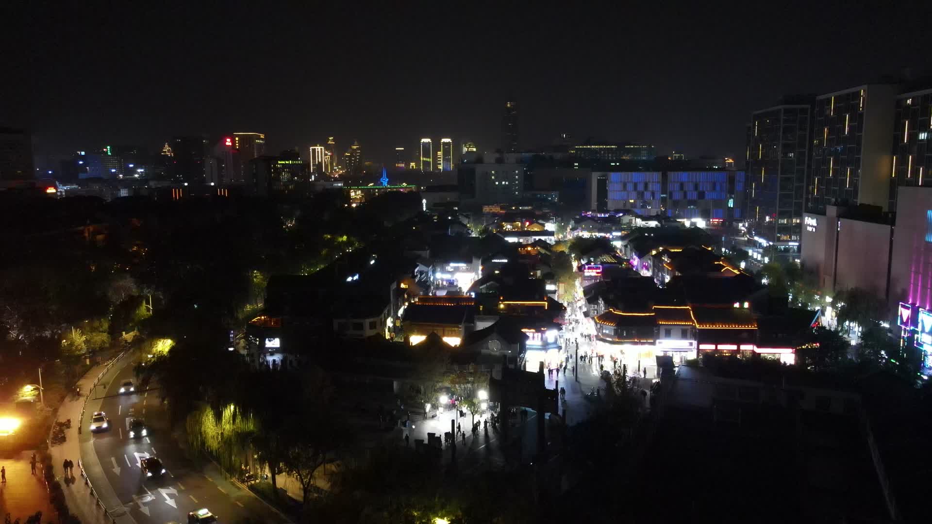 4K航拍山东济南宽厚里美食街夜景视频的预览图