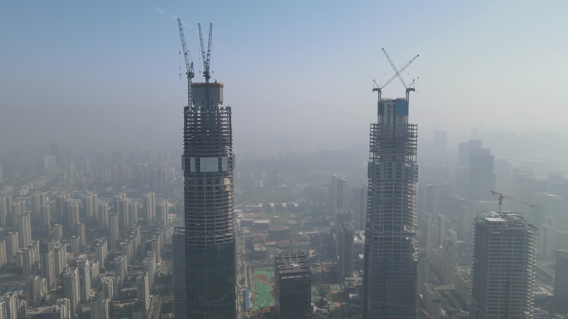 4K航拍山东济南城市建设施工高楼视频的预览图