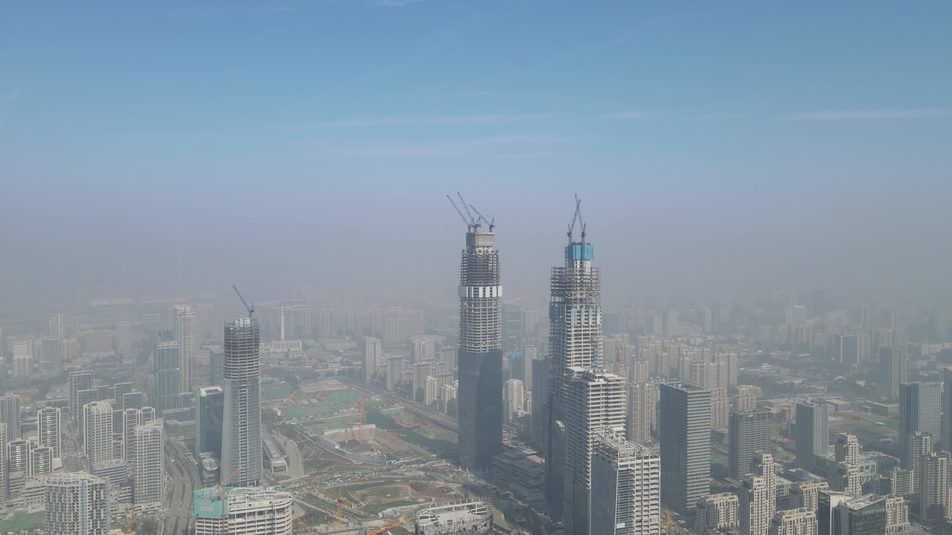 4K航拍山东济南雾霾城市天际线视频的预览图