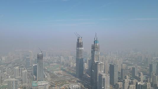 4K航拍山东济南雾霾城市天际线视频的预览图
