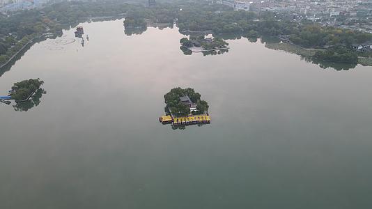 4K航拍山东济南大明湖湖心岛屿视频的预览图