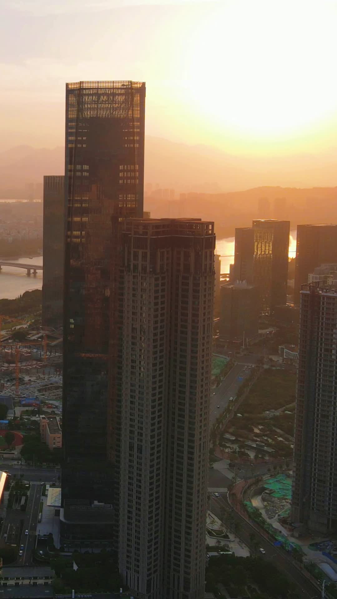 福州城市高楼日落晚霞竖屏视频的预览图