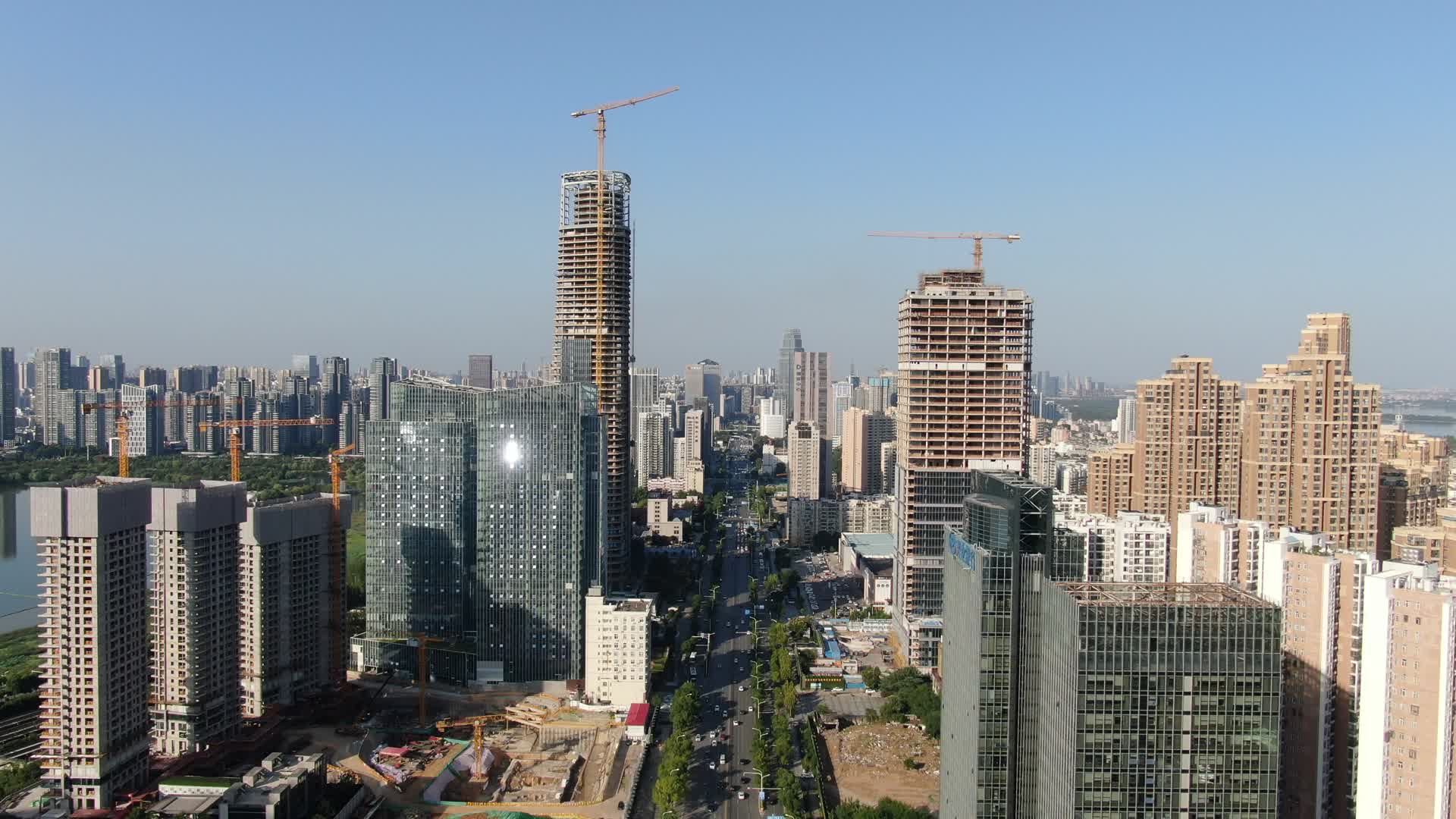 4K航拍湖北武汉城市建设高楼施工视频的预览图