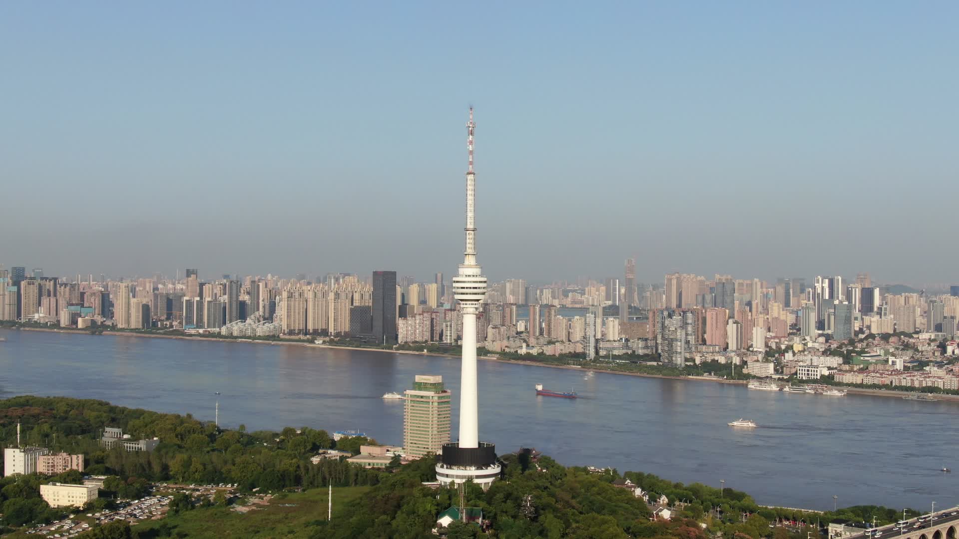 4K航拍湖北武汉电视塔视频的预览图