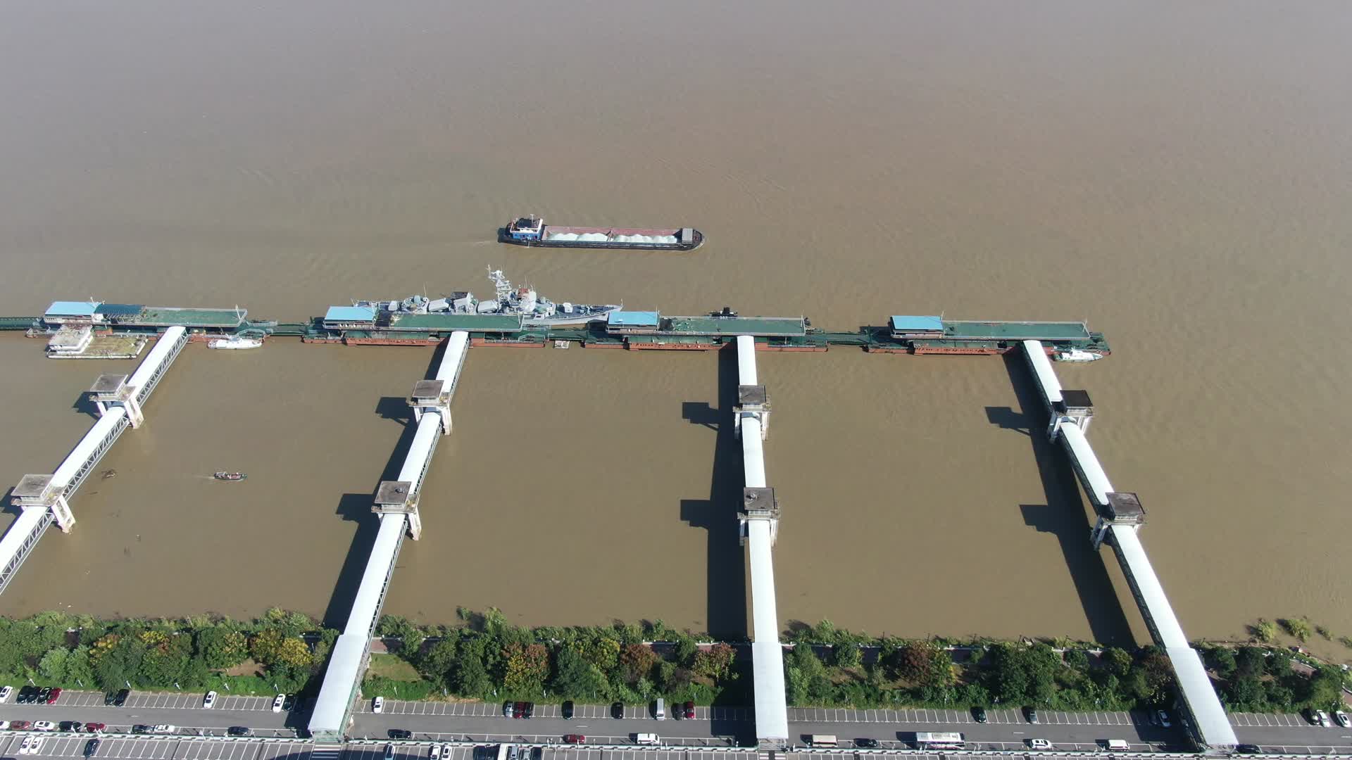 4K航拍湖北武汉港视频的预览图